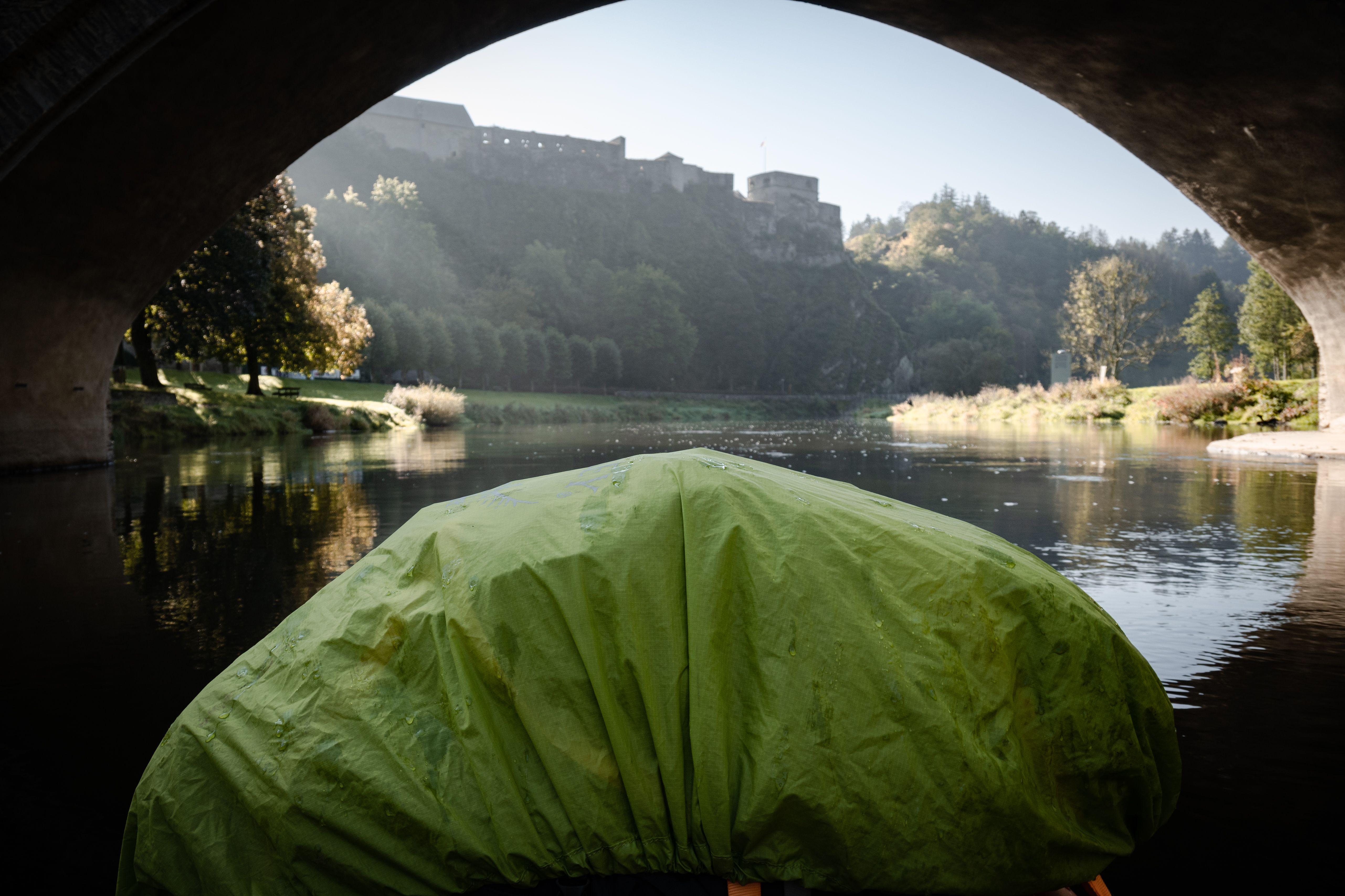 Packraft sur la Semois et vue sur le château de Bouillon
