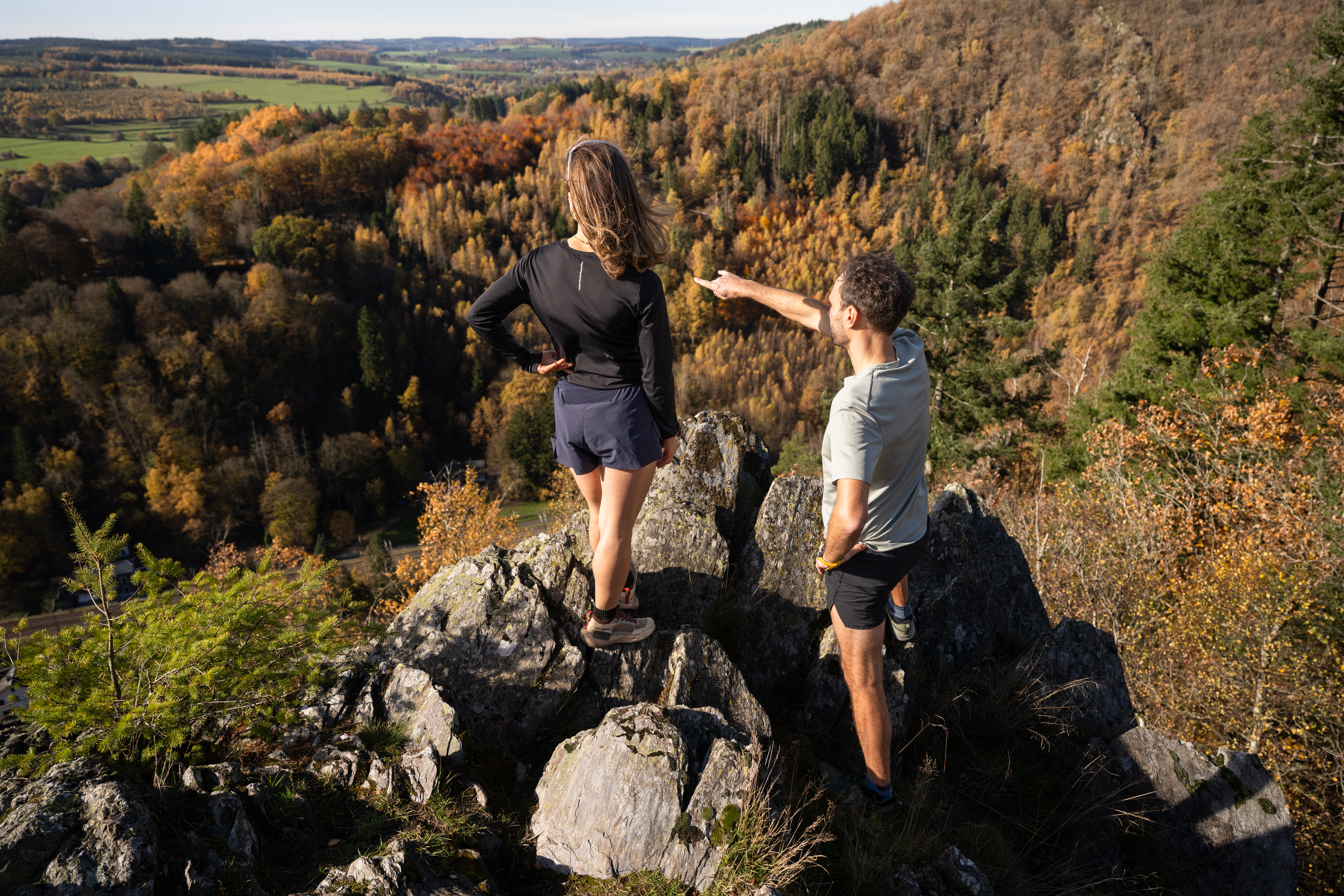 Couple sur rocher admirant la vue - Point de vue