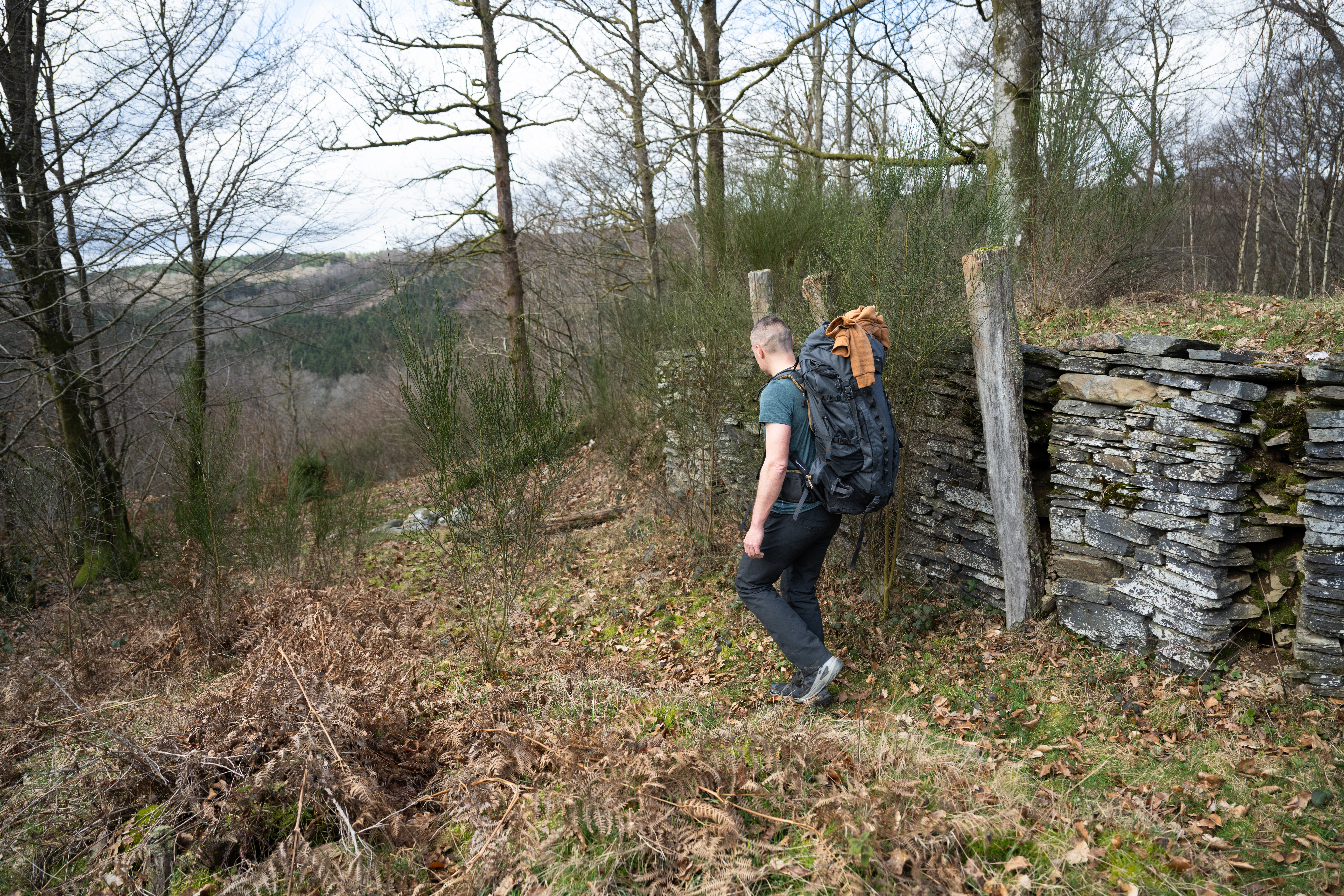 Randonneur à la forteresse celtique du Trinchî dans le Parc national de la vallée de la Semois