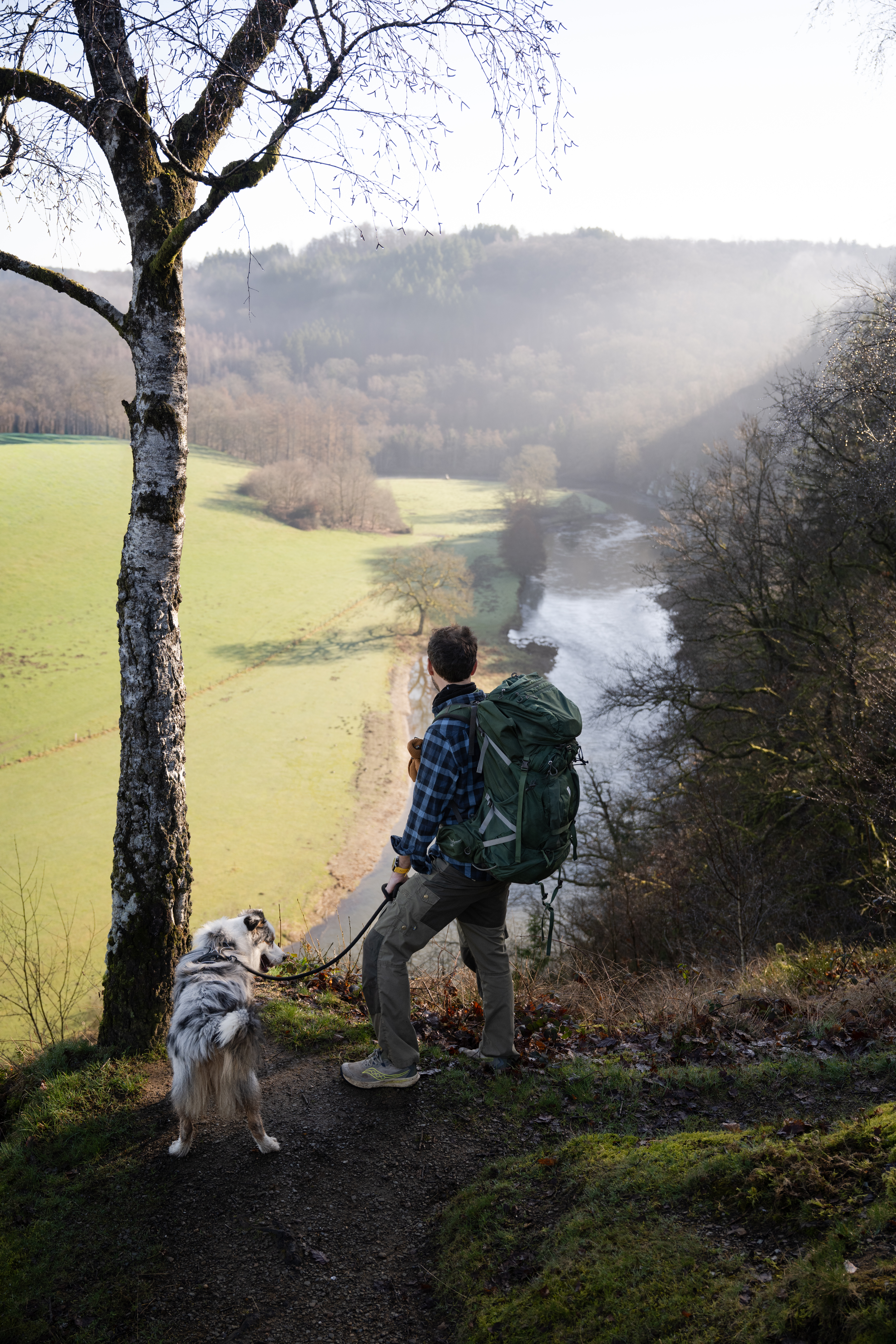 Randonneur avec son chien au dessus de la Semois sur le sentier des points de vue dans le Parc national de la Vallée de la Semois
