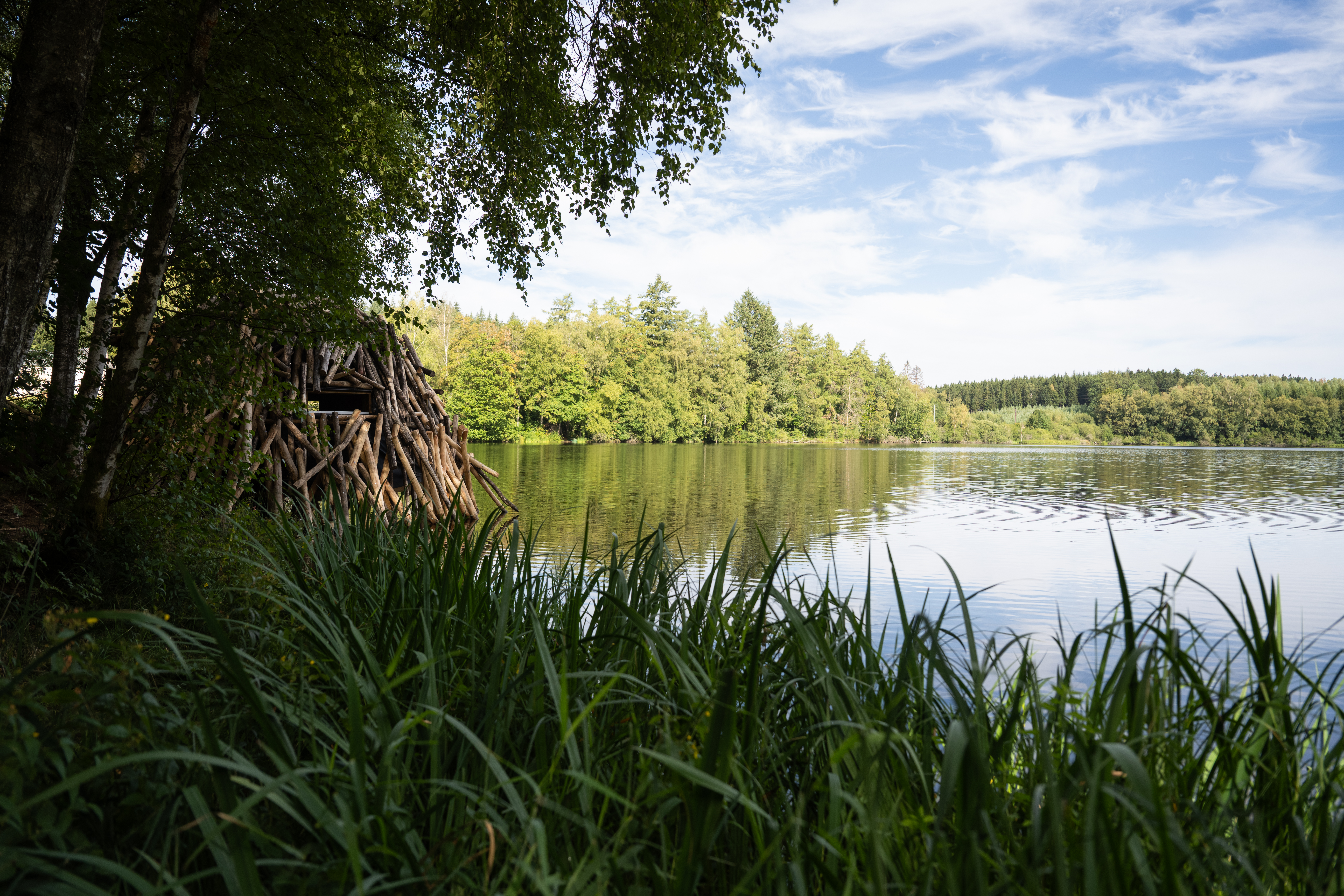 Observatoire Hutte de Castor au lac des Épioux dans Parc national de la Vallée de la Semois